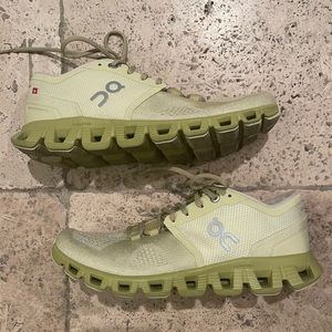 On Cloud Helion On Running Shoe